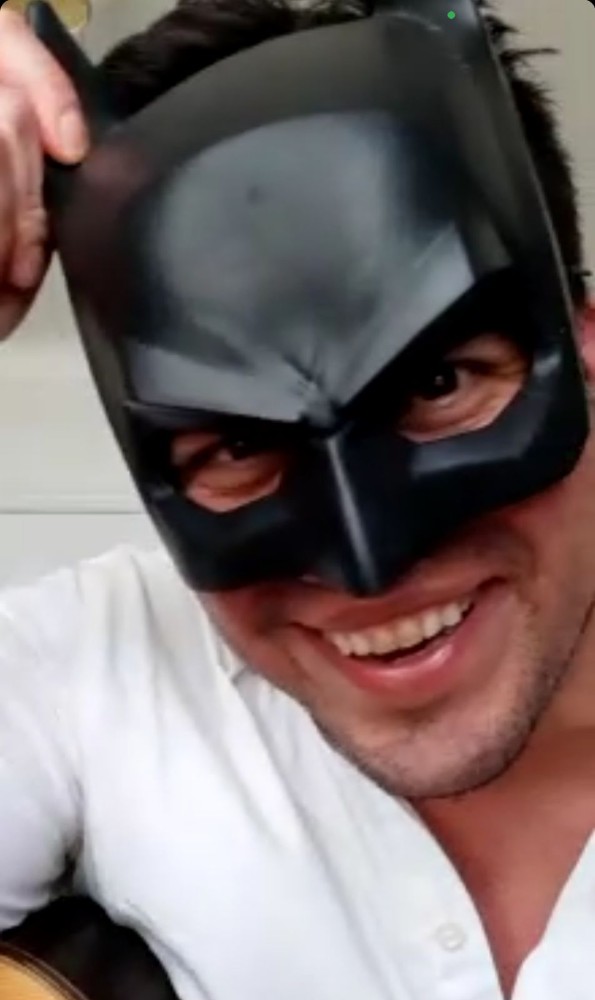 Создать мем: маска бэтмена резиновая, маска бэтмена на лице, латексная маска бэтмена