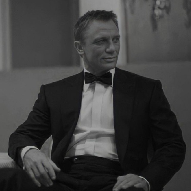 Create meme: daniel craig james bond, James bond Daniel Craig, a frame from the movie