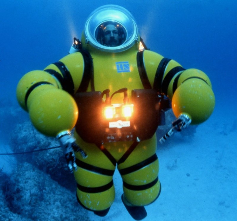 Создать мем: акваланг батискаф, глубоководный скафандр батискаф, водолазный скафандр с фонариком