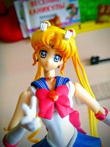 Создать мем: фигурка sailor moon: sailor moon figuarts mini (9 см), sailor moon r (bandai) 1993, сейлормун куклы