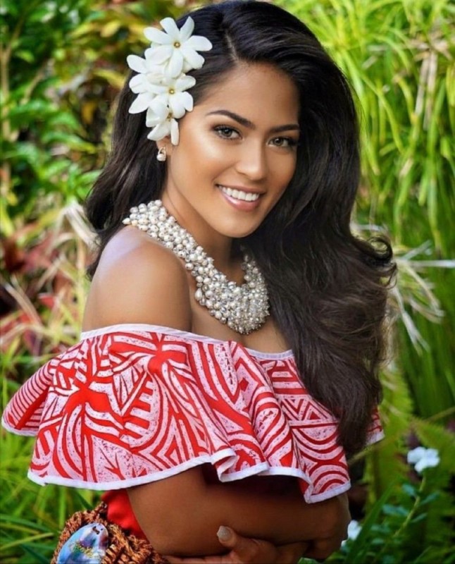 Create meme: hawaiian girls hawaii, Hawaiian hairstyle, Hawaiian girls