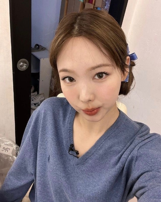 Create meme: Korean makeup, twice, girl 