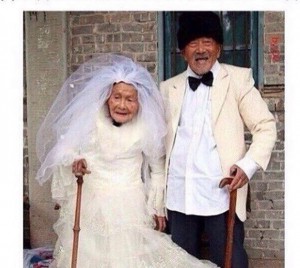 Создать мем: свадебные наряды, пожилая пара, пожилые пары