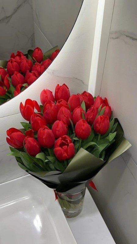 Create meme: red tulips, tulips flowers bouquet, Dutch tulips 