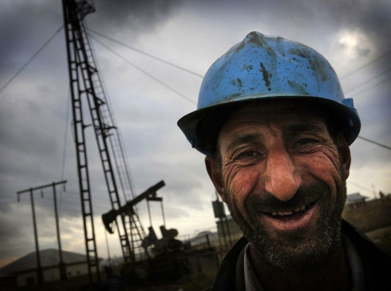 Создать мем: скважина нефти в азербайджане, дефицит нефти, перспективы нефтяной отрасли