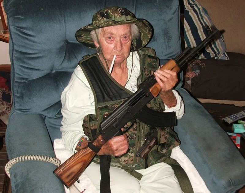 Создать мем: бабушка с автоматом калашникова, бабушка с пистолетом, бабка с пистолетом