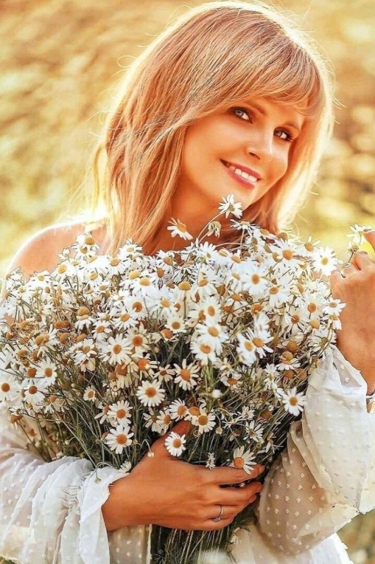 Создать мем: девушка в ромашковом поле, цветы красивой женщине, полевые ромашки