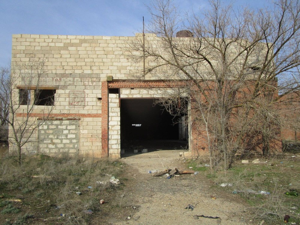 Create meme: brick garage, the abandoned disbat in Totsky 2, garage