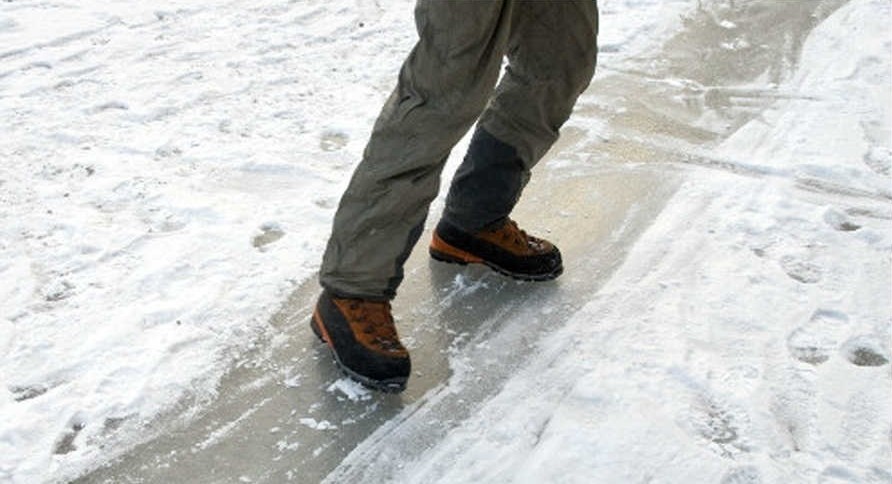 Анюта и лизонька медленно шли по скользкой. Ботинком по льду. Скользкая дорожка. Ноги на льду. Человек скользит по льду.