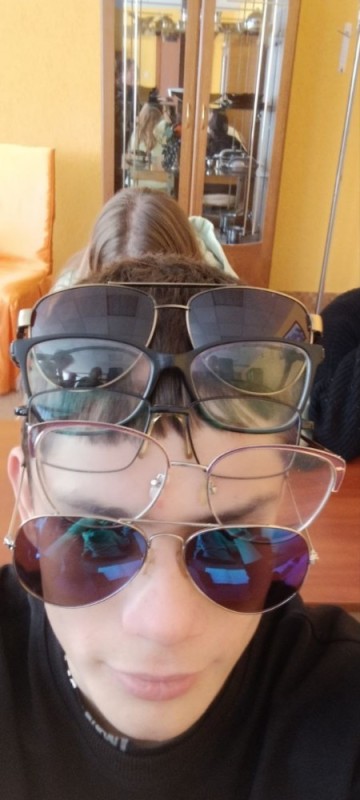 Создать мем: мальчик, человек, солнечные очки