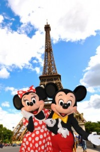 Создать мем: Микки и Минни Маус в Париже 15 июля 2011 года