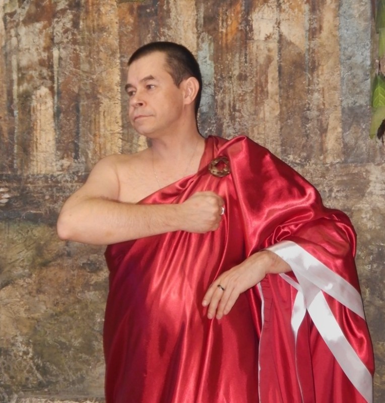 Создать мем: мужчина, костюм зевса, костюм императора рима, 50-52.