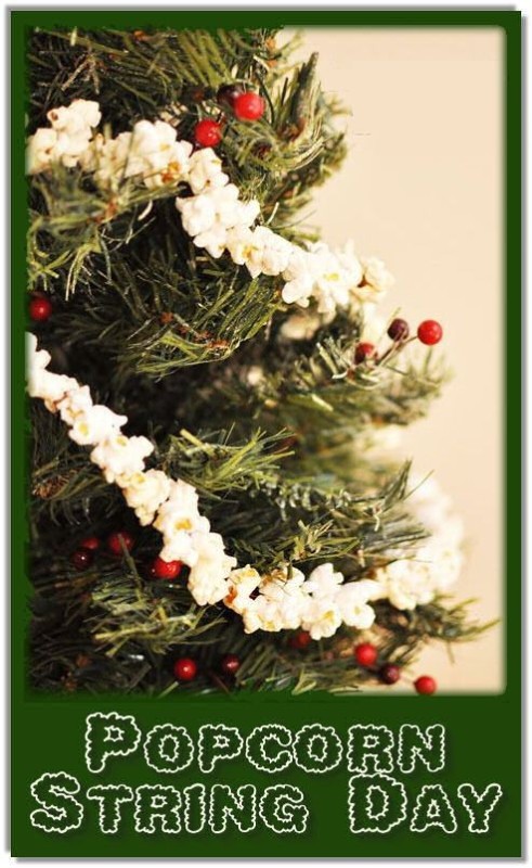 Create meme: a garland of popcorn, Christmas decorations, Christmas garland