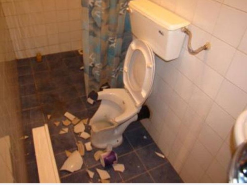 Создать мем: туалет унитаз, разбитый унитаз, грязный туалет