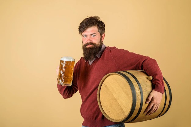 Создать мем: мужчина с пивом, бочка с пивом, человек пиво