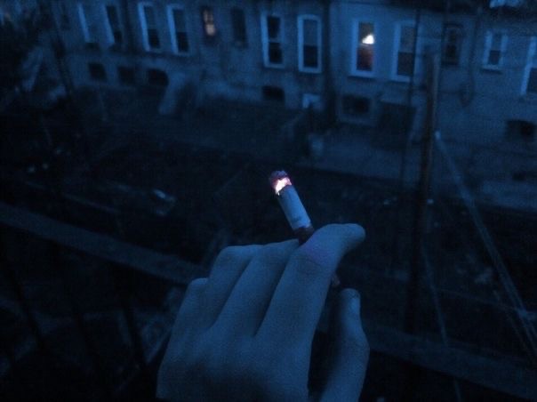 Создать мем: scream aesthetic, дым сигарет, сигарета в темноте
