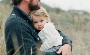 Создать мем: бородатый мужчина с ребенком, отец обнимает дочь, девочке три она едет у папы на шее