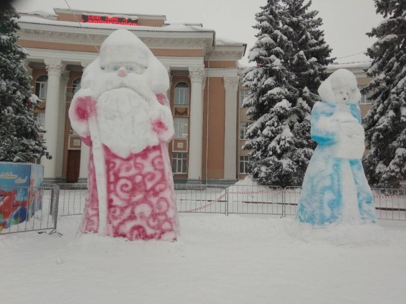 Create meme: Santa Claus and the snow maiden Novokuibyshevsk, winter Lenin square Novokuibyshevsk, snow figures Santa Claus and snow maiden