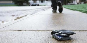 Создать мем: кошелек на улице потерян, потерял бумажник, фото человек нашел деньги на дороге