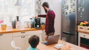 Создать мем: встраиваемая микроволновая печь, семья возле холодильника, техника для кухни