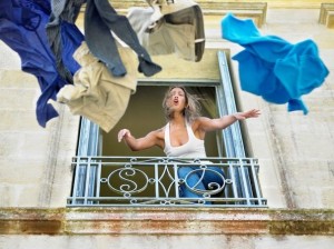 Создать мем: итальянцы выбрасывают из окон старые вещи, выбросить, девушка выбрасывает вещи с балкона