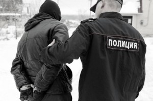 Создать мем: Полиция России, полиция задерживает преступника, полицейский задерживает преступника