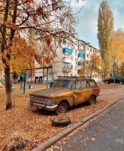 Создать мем: брошенные машины, ваз 2102 ржавая, ваз 2104 ржавая