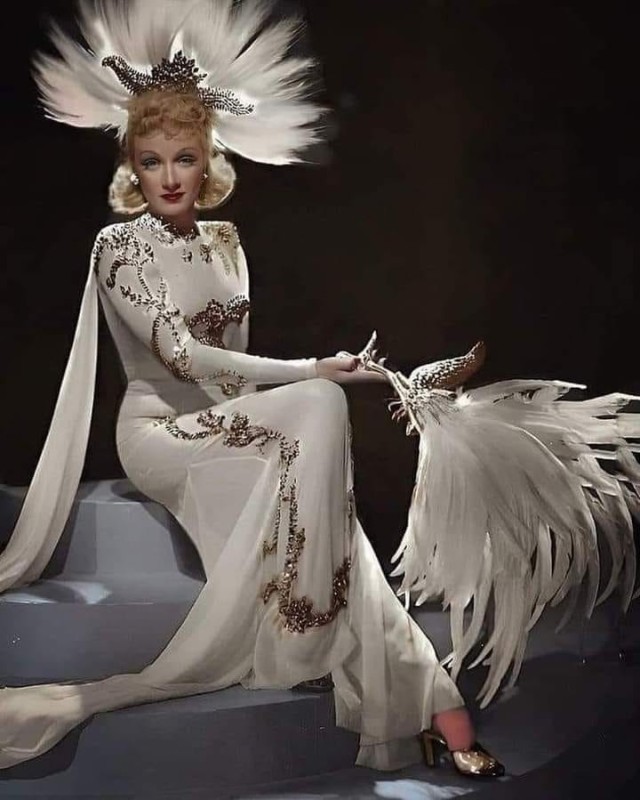 Create meme: Marlene Dietrich, girl , Marlene Dietrich in feathers