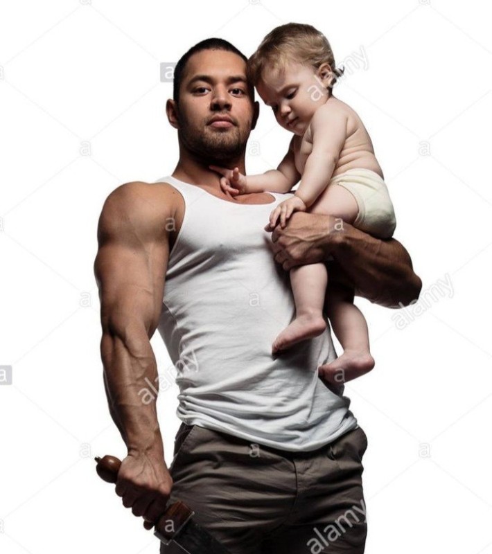 Создать мем: спортивный отец с дочерьми, мужчина держит ребенка на руках, мужчина держит ребенка