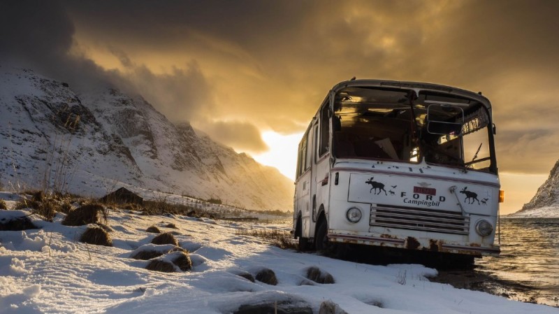 Создать мем: автобус в горах, автобус зимой, автобус арт