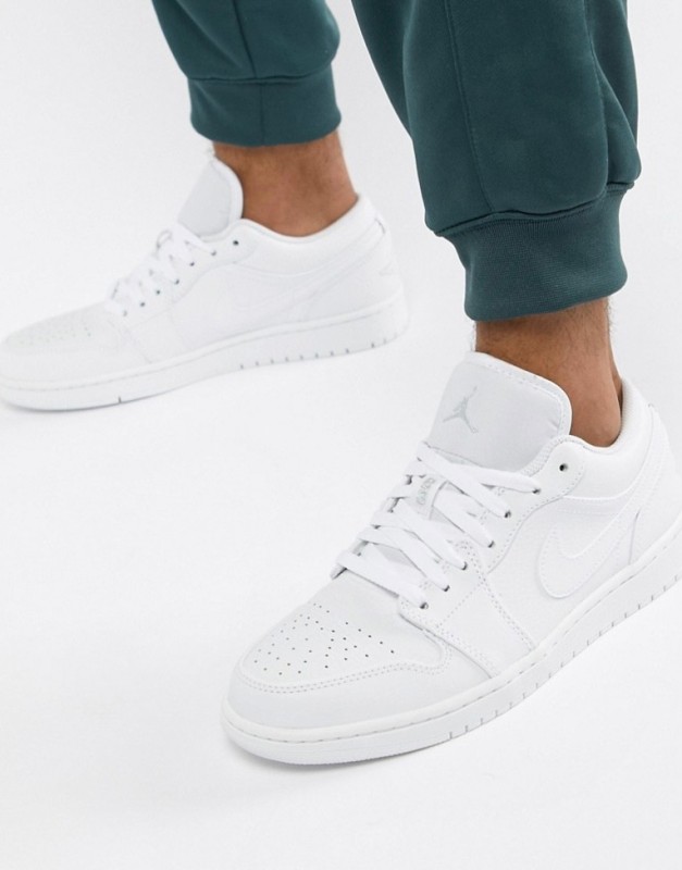 Create meme: white sneakers for men, white nike sneakers, sneakers 