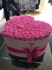 Создать мем: букеты в шляпной коробке 101 роза, коробка цветов, 101 роза в коробке