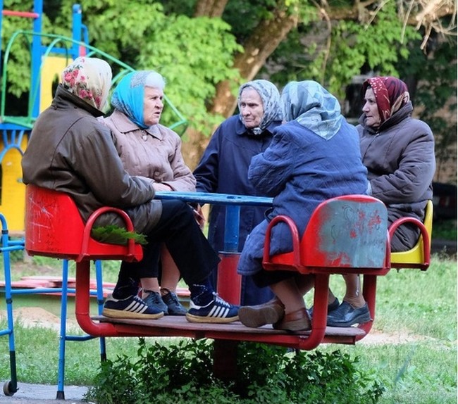 Create meme: grandmas spinning , old ladies on the bench, grandmother on the bench