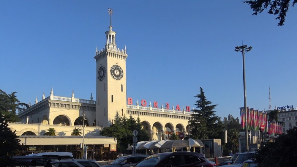 Который час в сочи. ЖД вокзал Сочи 2022. Башня вокзала Сочи. ЖД вокзал Сочи башня. Сочи вокзал башня с часами.
