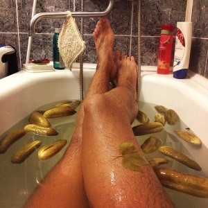 Создать мем: ноги в ванне, женские ноги в ванной, мужские ноги в ванне