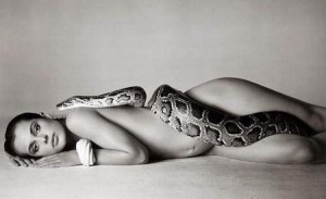 Создать мем: женщина змея, девушка ню со змеей фотосессия, девушка