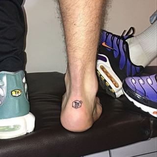 Создать мем: тату найк на ноге, татуировки, ноги