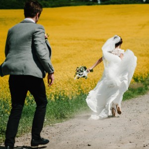 Создать мем: жених невеста, сбежал со свадьбы, невеста в