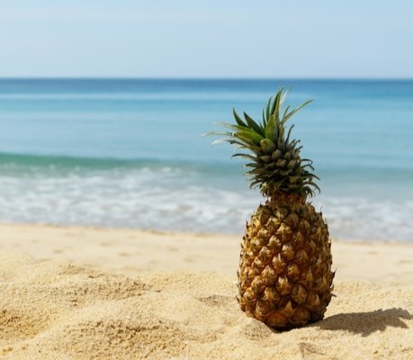 Создать мем: ананас на песке, pineapple, спелый ананас