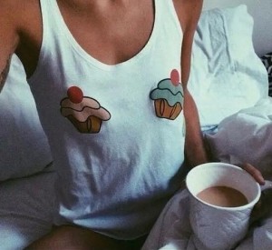 Создать мем: женская футболка, смешные картинки про грудь, фото для инстаграмма кофе в постели