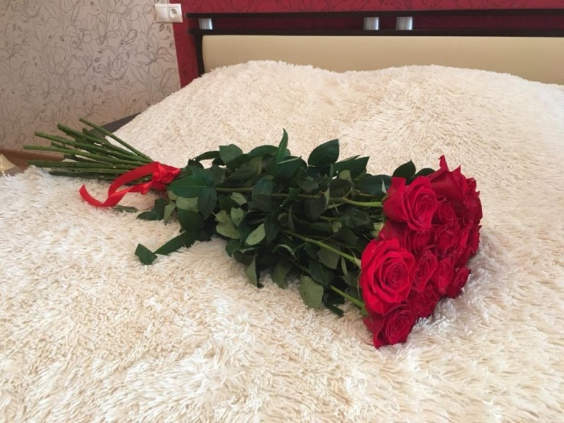 Create meme: roses on the bed, bouquet of flowers on the bed, a bouquet of red roses