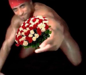 Создать мем: держит букет, держит цветок, рикардо милос с 8 марта