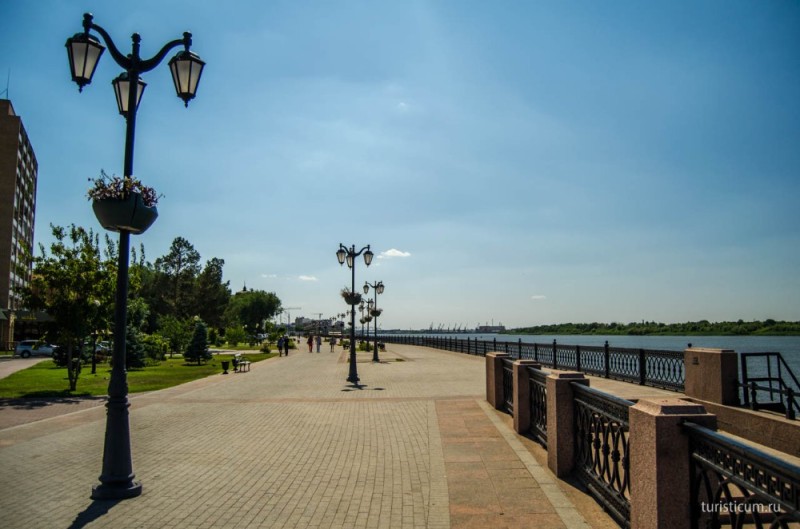 Create meme: Astrakhan Volga embankment, Petrovskaya embankment Astrakhan, embankment of the Volga river Astrakhan