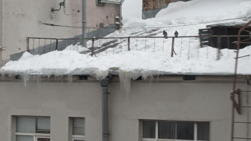 Создать мем: сосульки, на крыше дома, сход снега с крыши
