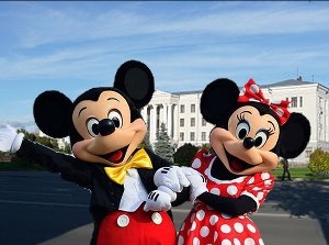 Создать мем: 2012 год, meme mickey and minnie mouse, мем с микки маусом