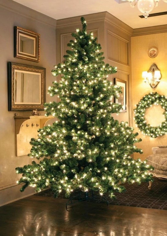 Создать мем: наряженная елка в доме, новогодняя елка, датская елка наряженная