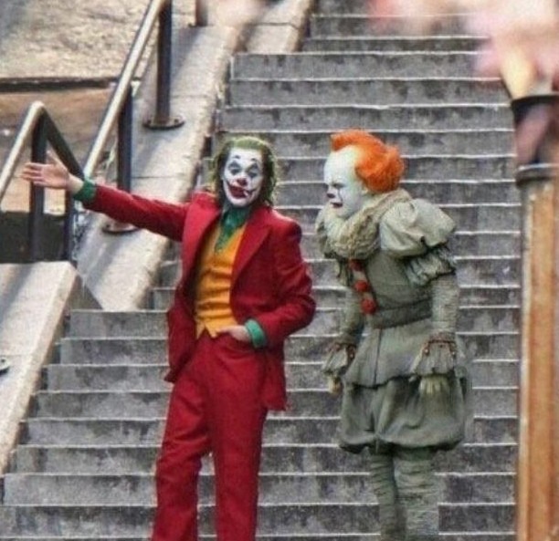 Создать мем: два клоуна, джокер костюм, джокер хоакин феникс на лестнице с пеннивайзом