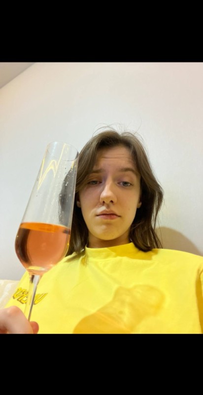 Создать мем: апельсиновый сок, бокал, женщина