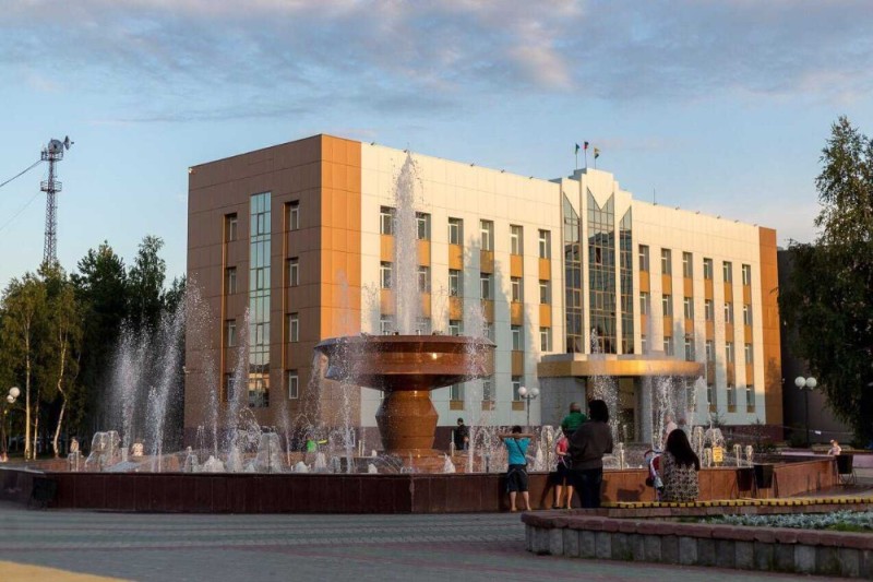 Создать мем: городская администрация г.нефтеюганск, фонтан в городе нефтеюганск, здание администрации нефтеюганска