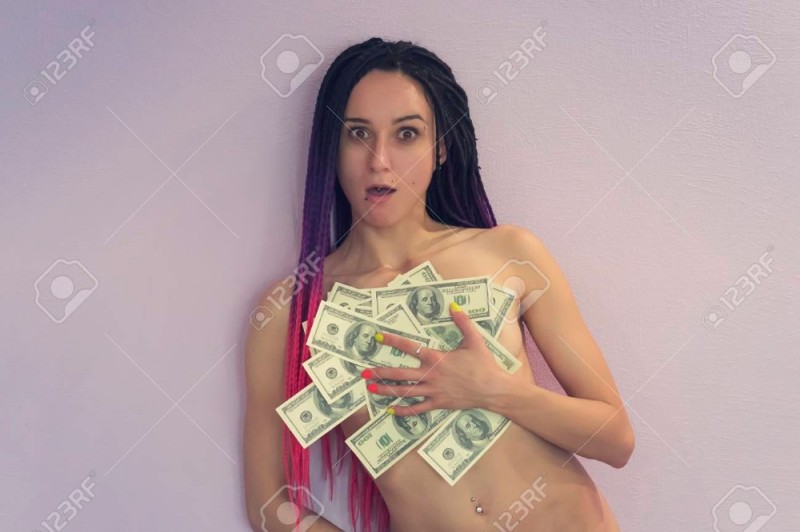 Создать мем: женщина брюнетка, деньги, молодая женщина